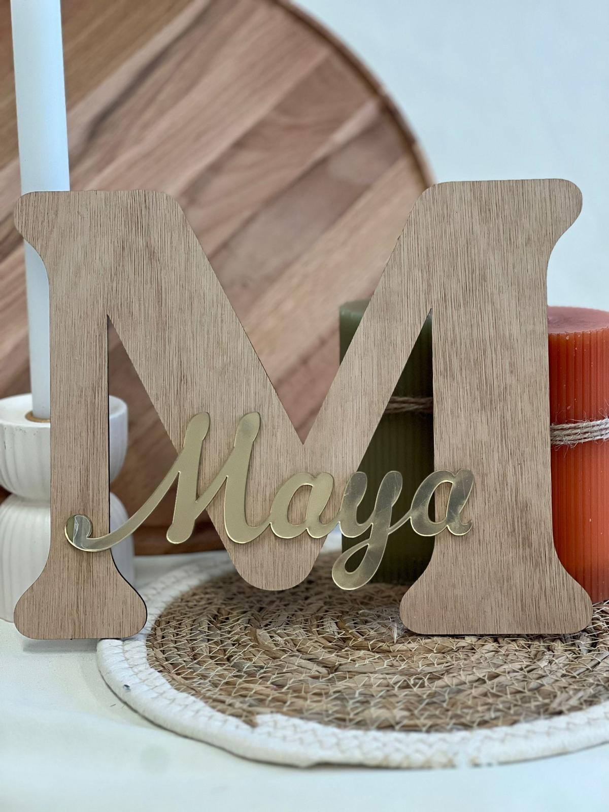 Houten naamletter met acrylaat