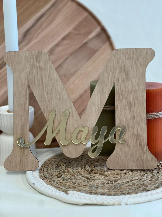 Houten naamletter met acrylaat